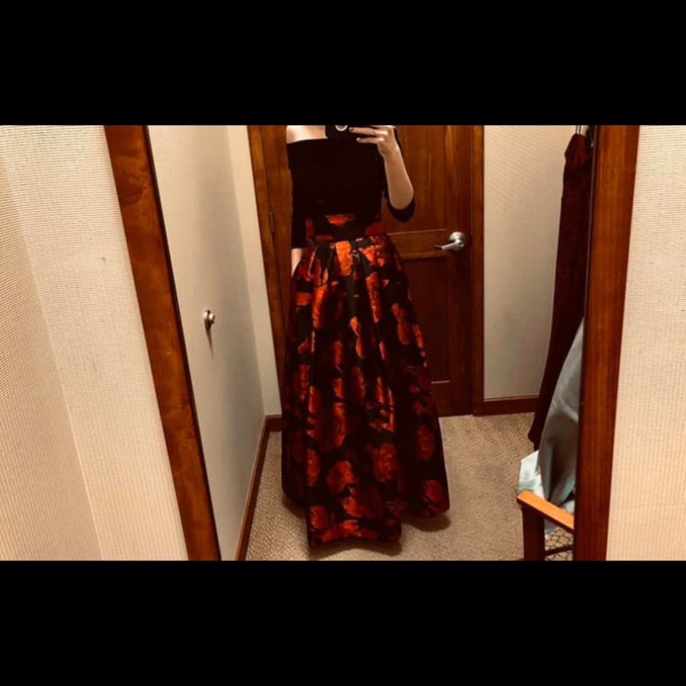 CLASSY MODEST PROM DRESS - Picture 2 of 2